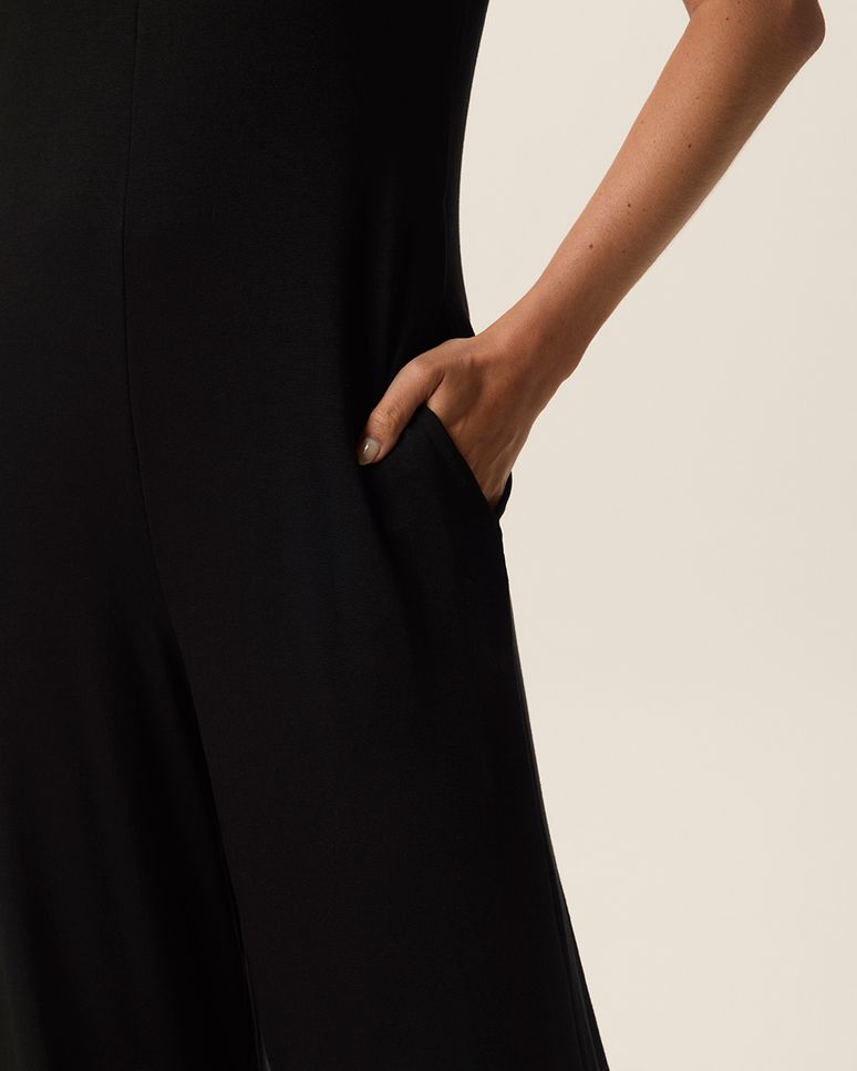 Macacão Feminino Amplo Gola V Manga Curta Em Moletinho De Viscose