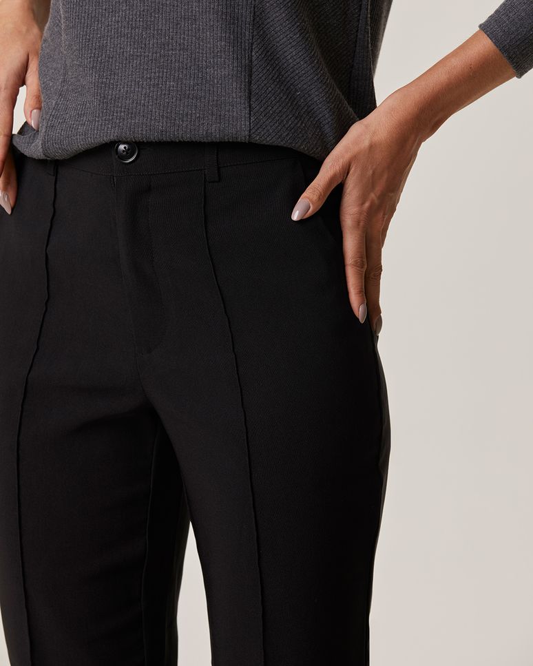 Calça Feminina Bootcut Recorte Frontal Bolso Faca Em Crepe Stretch