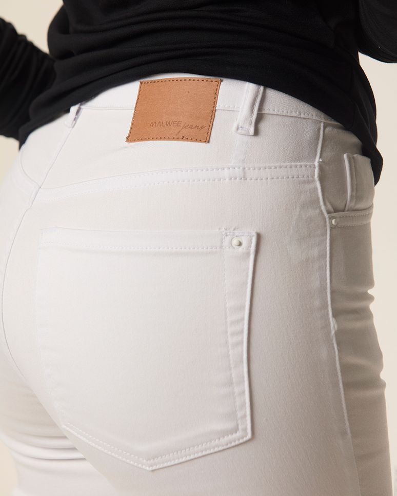 Calça Feminina Skinny Em Sarja Com Elastano