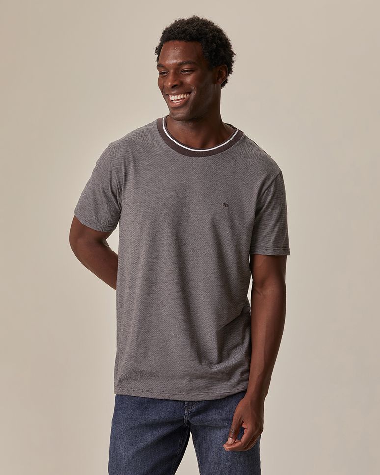 Camiseta Básica Masculina Gola Retilínea Em Malha Fio A Fio