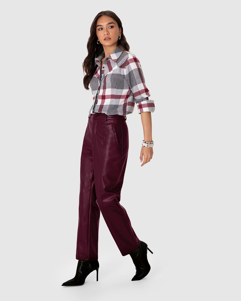 Calça Feminina Reta Bolso Funcional Plaqueta Metálica Em PU Corino - ENFIM