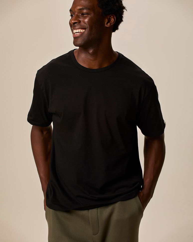 Camiseta Básica Masculina Comfort Etiqueta Decorativa Na Manga Em Algodão