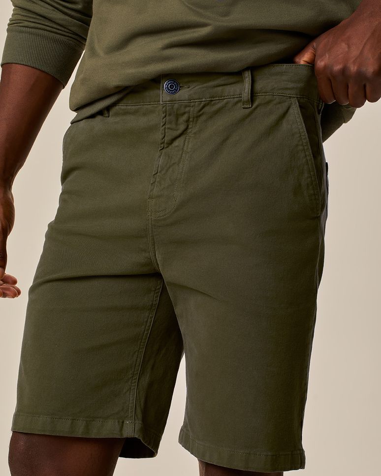 Bermuda Masculina Slim Cintura Média Bolso Funcional Em Sarja Com Elastano