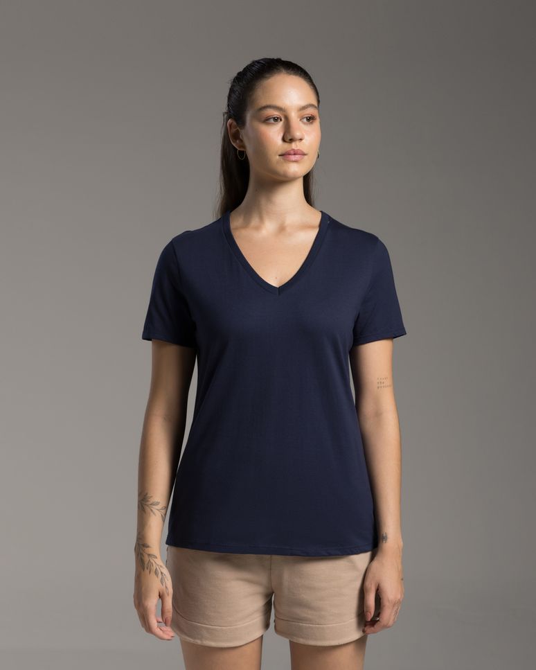 Camiseta Feminina Gola V Tecnológica Impermeável - BASICAMENTE