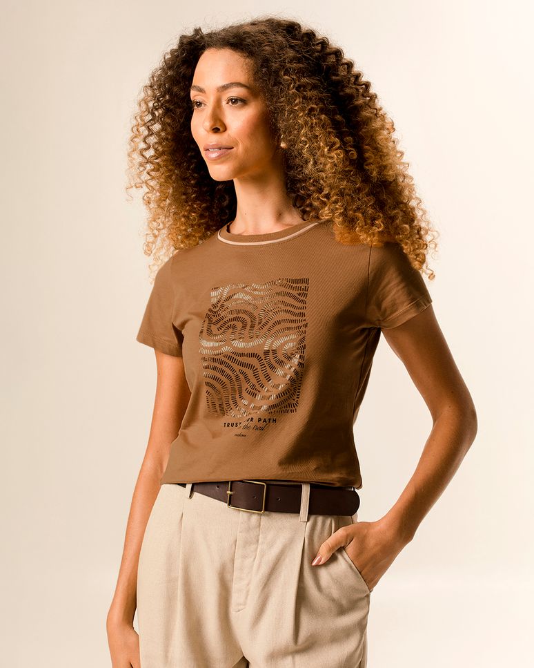 Camiseta Feminina Reta Estampa Foil Detalhe Costura Contraste Em Algodão