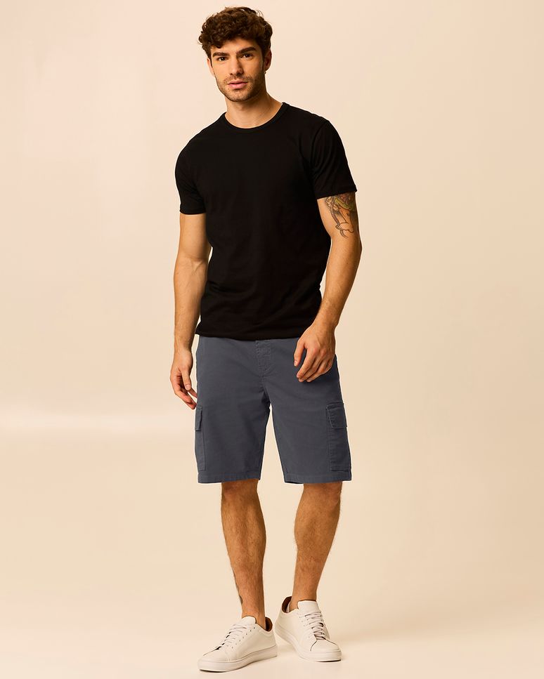 Bermuda Cargo Masculina Etiqueta Decorativa Em Sarja Com Elastano