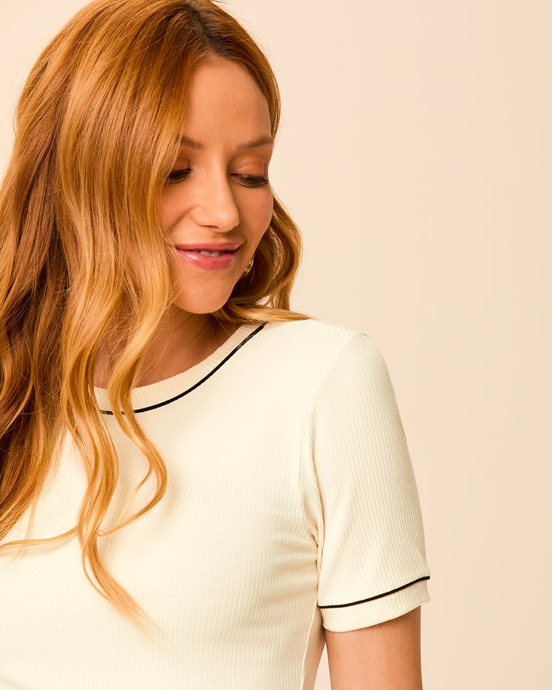 Blusa Básica Feminina Costura Contraste Em Malha Viscose Canelada