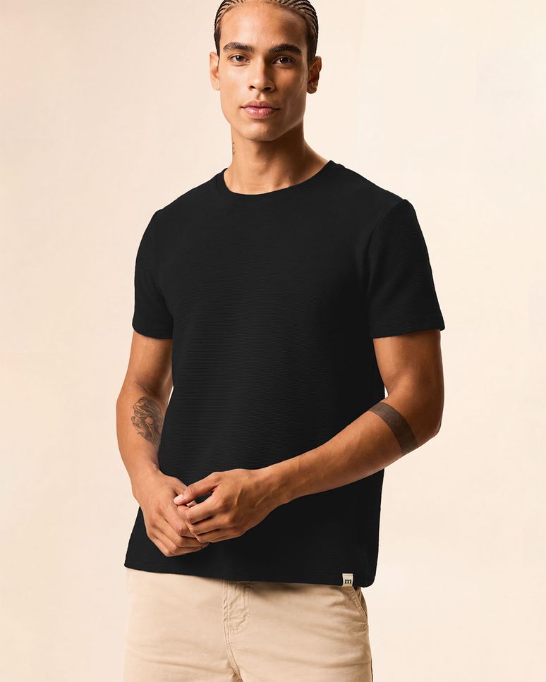 Camiseta Masculina Slim Detalhe Etiqueta Decorativa Em Malha Texturizada
