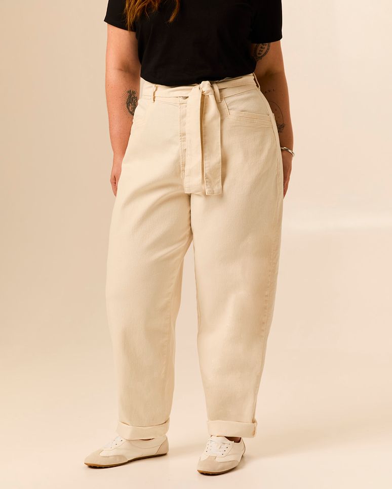 Calça Mom Feminina Plus Size Cintura Alta Com Amarração Em Sarja Stretch