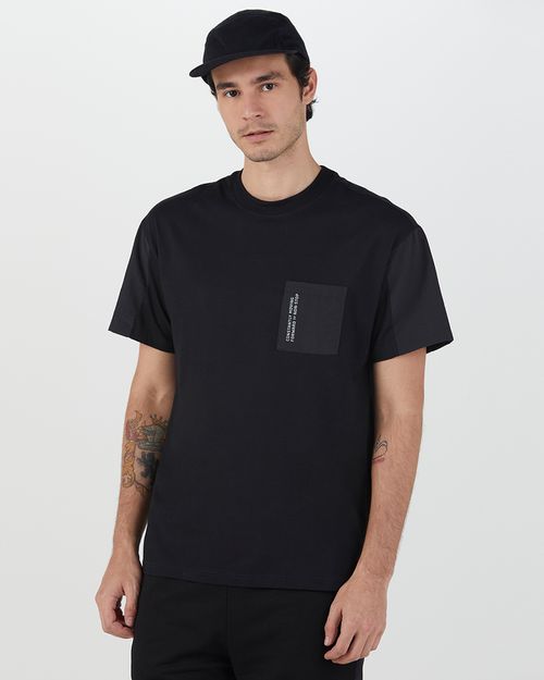 Camiseta Masculina Relaxed Fit Bolso Frontal Em Algodão