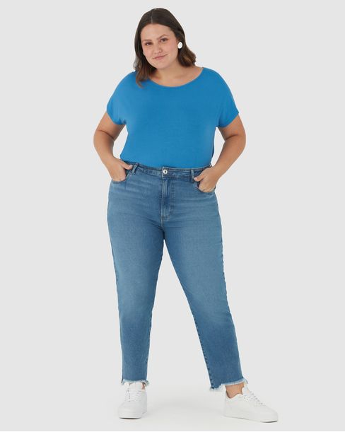 Calça Feminina Mom Plus Size Barra Desfiada Em Jeans Com Elastano