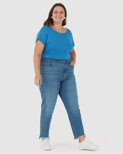 Calça Feminina Mom Plus Size Barra Desfiada Em Jeans Com Elastano