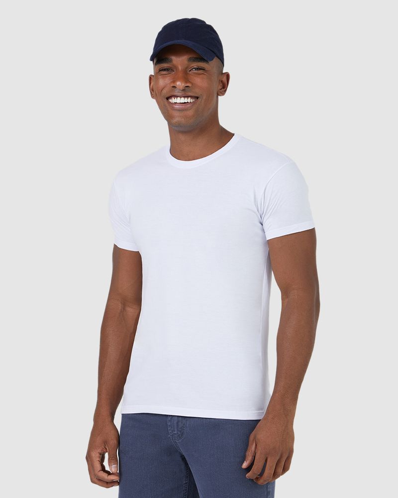 Homem negro de boné azul utilizando camiseta básica branca masculina gola texturizada em algodão e short jeans.