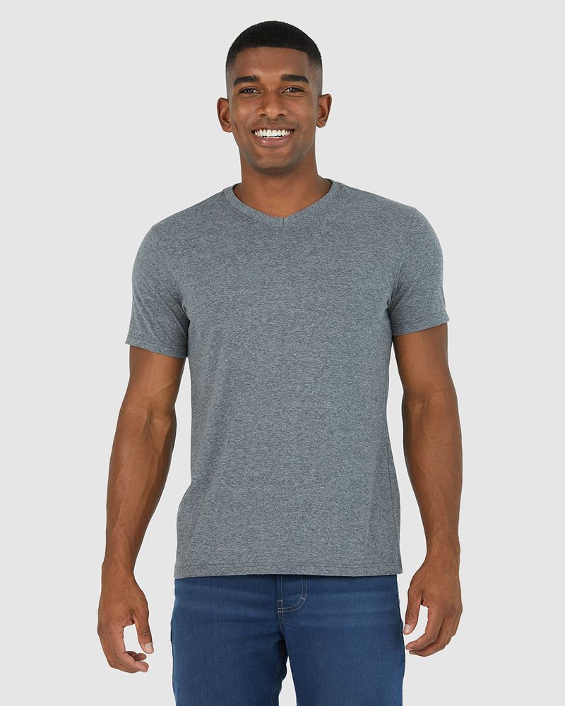 Homem negro de cabelo preto utilizando camiseta básica cinza masculina gola V em algodão e calça jeans.