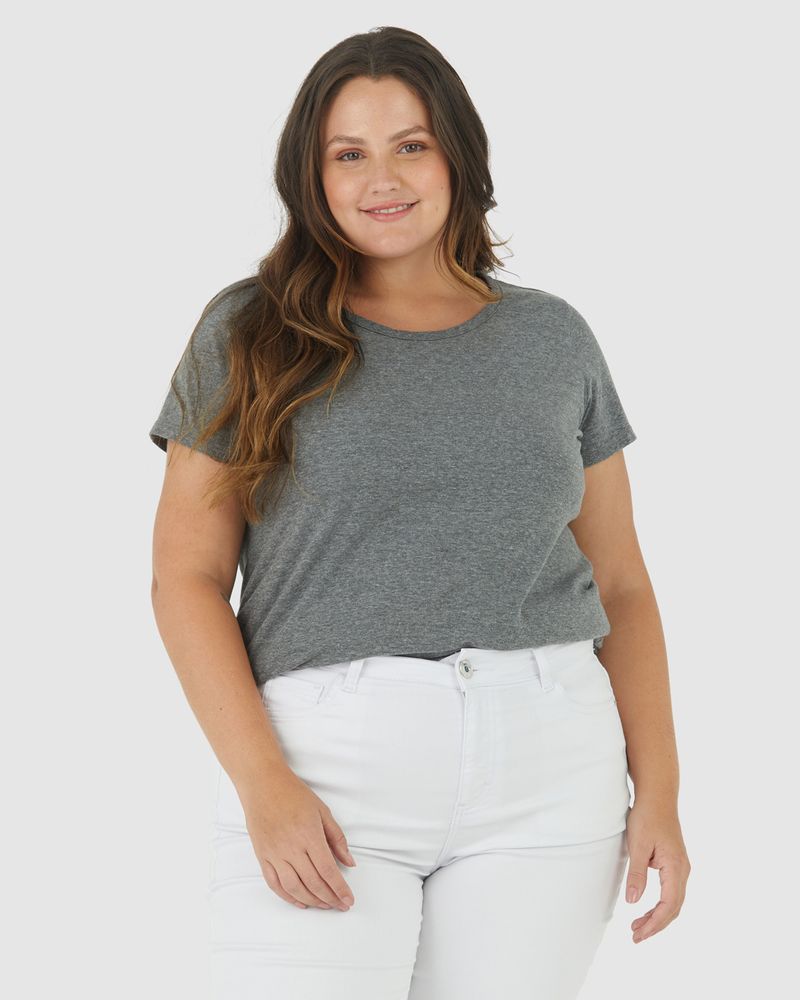 Mulher branca de cabelo castanho claro sorrindo e utilizando blusa básica plus size feminina, cor cinza com decote redondo em meia malha.