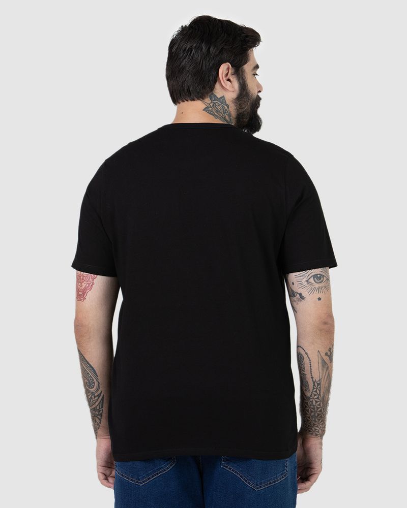 Homem branco com cabelo preto, de costas utilizando camiseta básica preta masculina plus size com decote redondo em algodão.