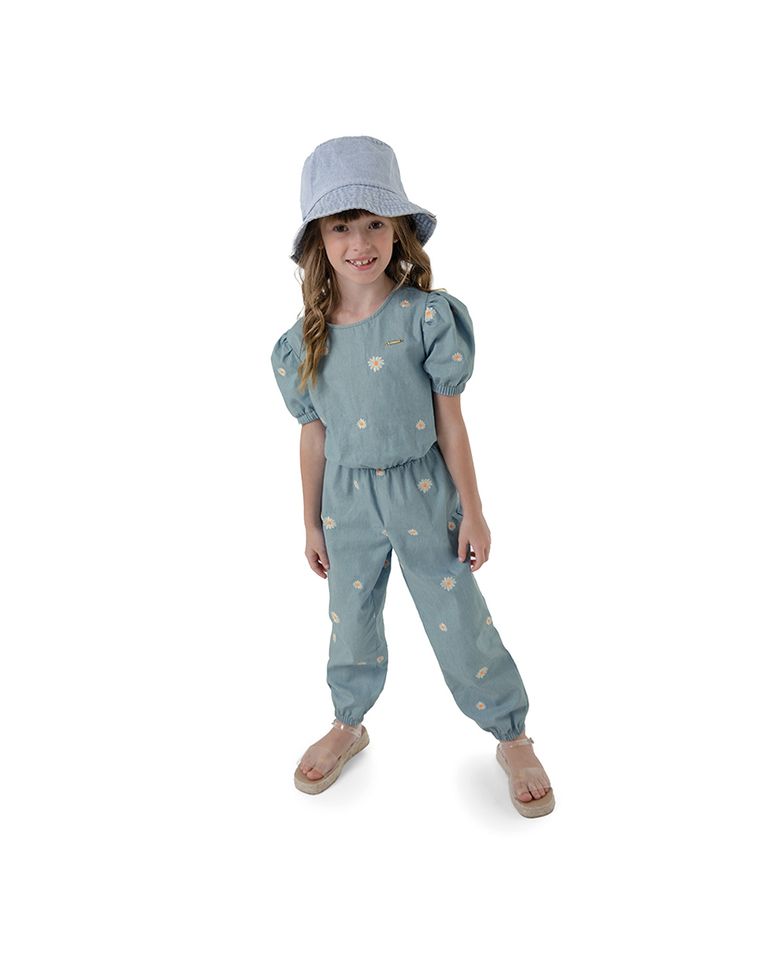 Macacão Menina Bordado Flores Em Chambray Carinhoso