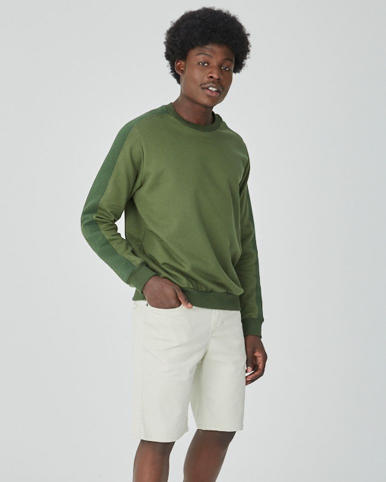 Bermuda Masculina Slim Cintura Média Em Sarja Impermeável