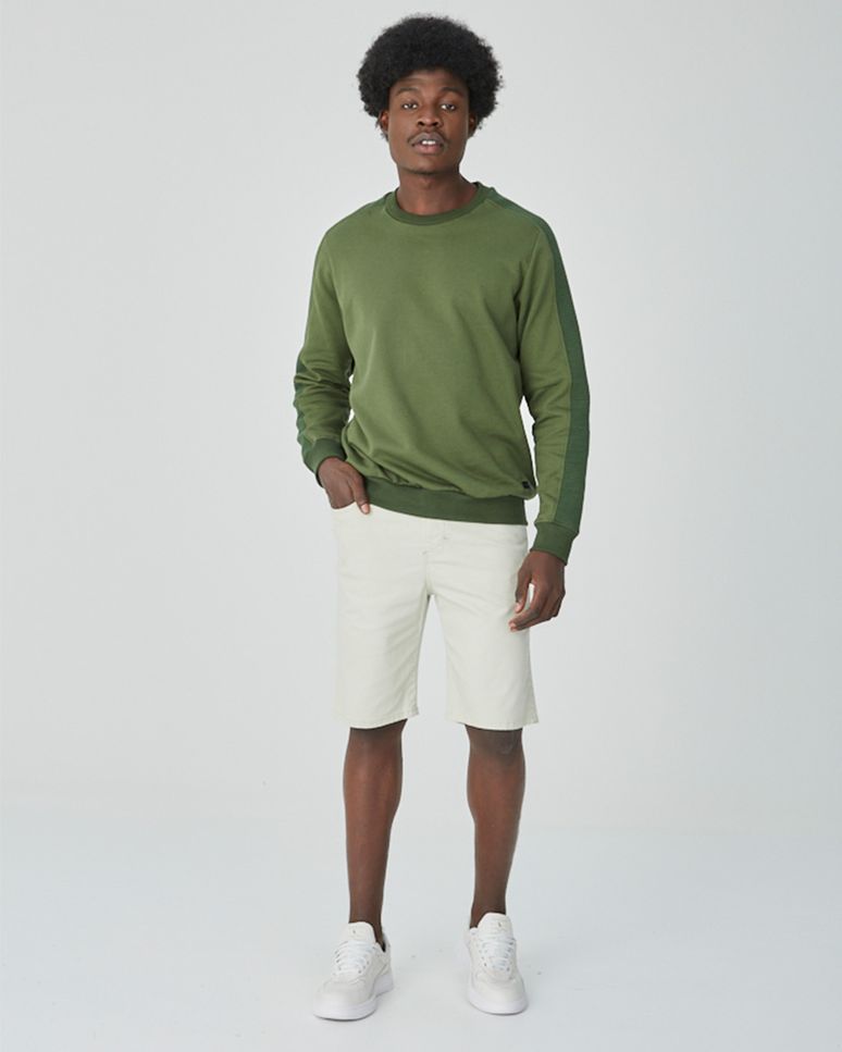 Bermuda Masculina Slim Cintura Média Em Sarja Impermeável