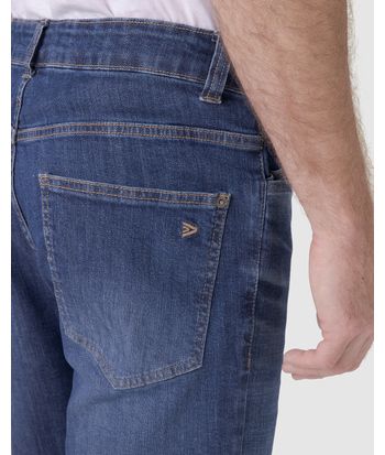 Bermuda Masculina Slim Barra Dobrada Em Jeans Com Elastano