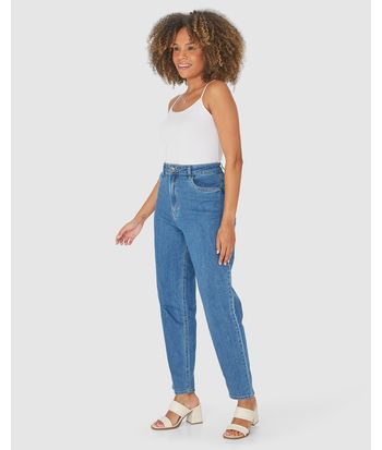 Calça Feminina Mom Cintura Alta Em Jeans Com Elastano