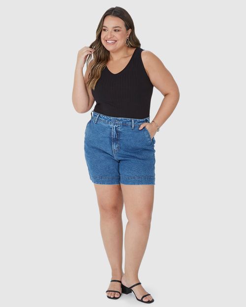 Bermuda Feminina Plus Size Mom Bolso Lateral Em Jeans Com Elastano