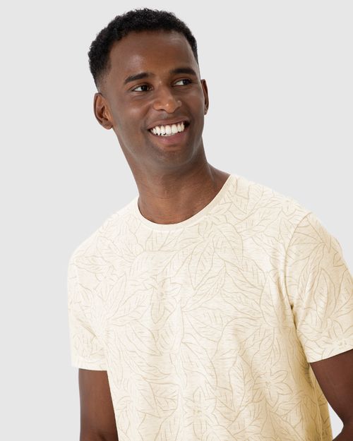 Camiseta Masculina Estampa Corrida Folhagem Em Malha Linho