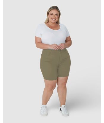 Bermuda Feminina Plus Size Comfort Cintura Média Em Sarja Com Elastano