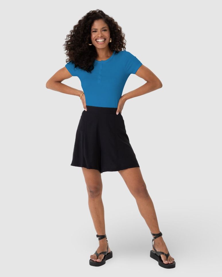 Blusa Básica Feminina Com Botões Frontais Em Malha Viscose Canelada