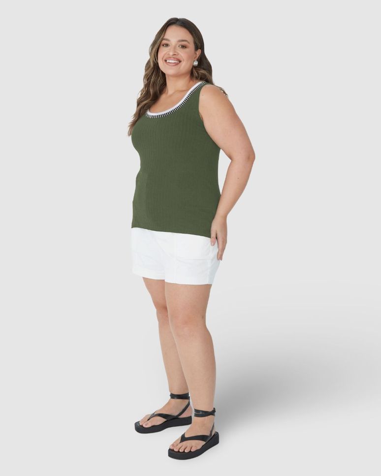 Regata Básica Feminina Plus Size Decote Retilínea Em Malha Viscose Canelada
