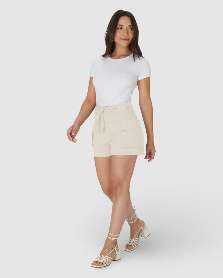 Shorts Feminino Mom Com Bolso Cargo Em Sarja Stretch Texturizada