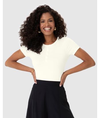 Blusa Básica Feminina Com Botões Frontais Em Malha Viscose Canelada