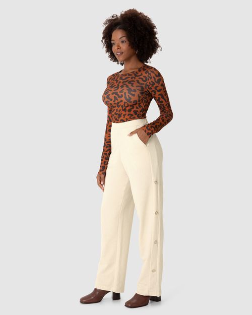 Calça Reta Feminina Detalhe Botões Laterais Em Moletom Eco