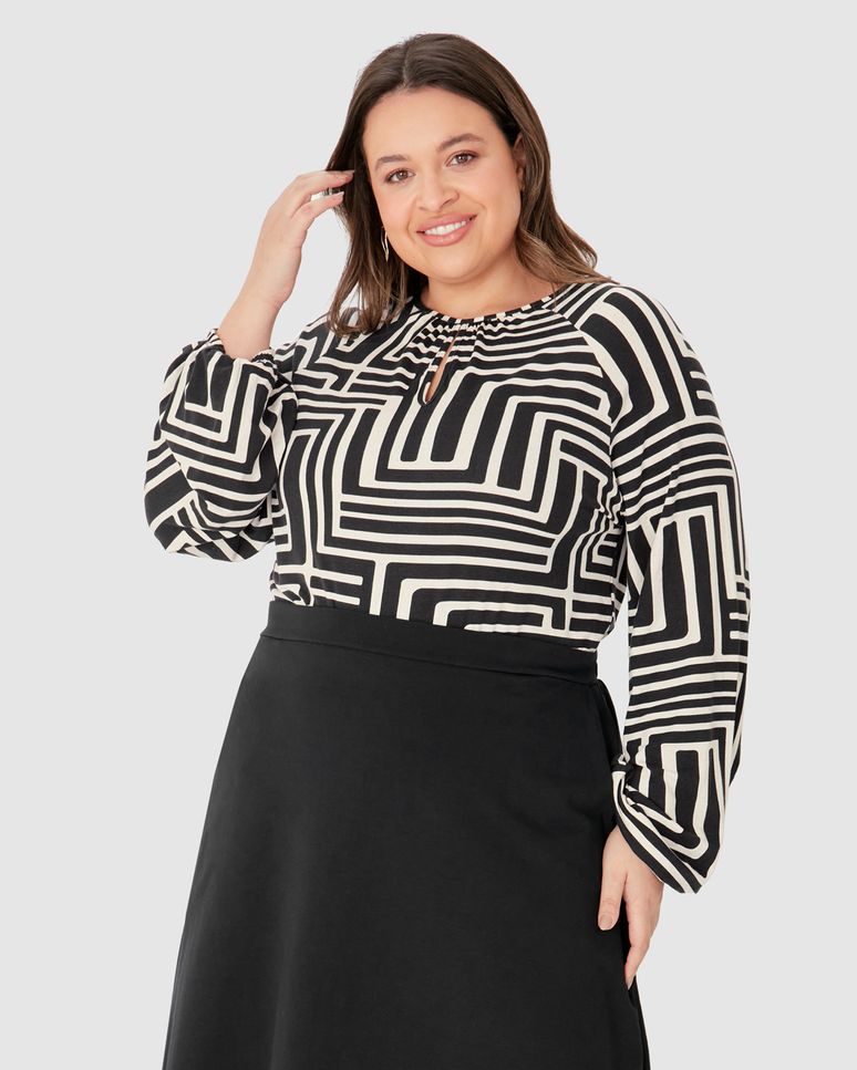 Blusa Feminina Plus Size Decote Detalhe Vazado Em Malha Viscolinho Stretch