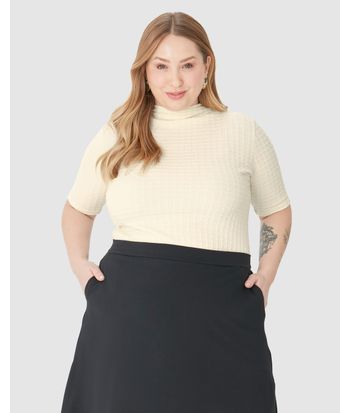 Blusa Feminina Plus Size Justa Gola Alta Em Jacquard Texturizado