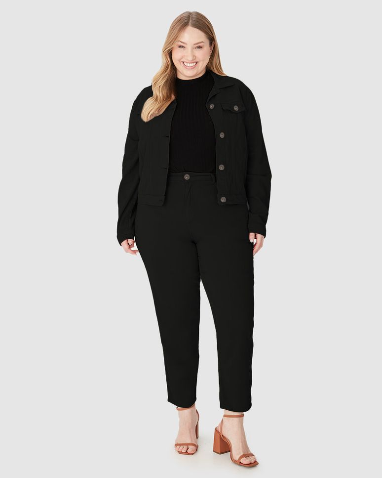 Calça Feminina Plus Size Mom Bolso Funcional Em Sarja Com Elastano