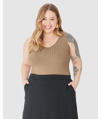 Regata Básica Feminina Plus Size Decote V Em Canelado De Viscose