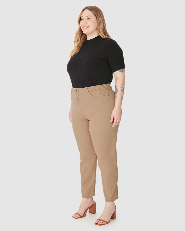 Calça Feminina Plus Size Mom Bolso Funcional Em Sarja Com Elastano