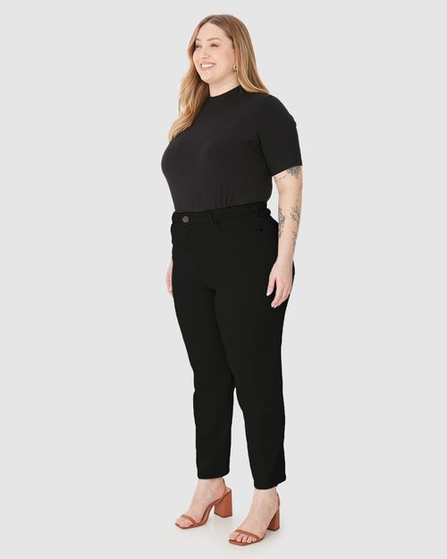 Calça Feminina Plus Size Mom Bolso Funcional Em Sarja Com Elastano
