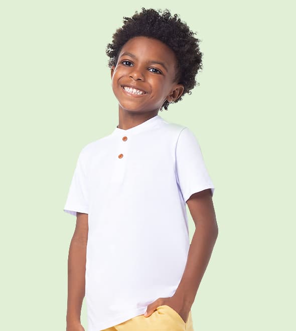 Menino negro usando óculos de sol e conjunto infantil masculino para verão.
