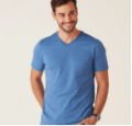 Homem usando camiseta básica azul.