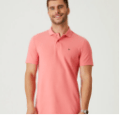 Homem branco sorrindo, usando camisa polo masculina básica rosa.