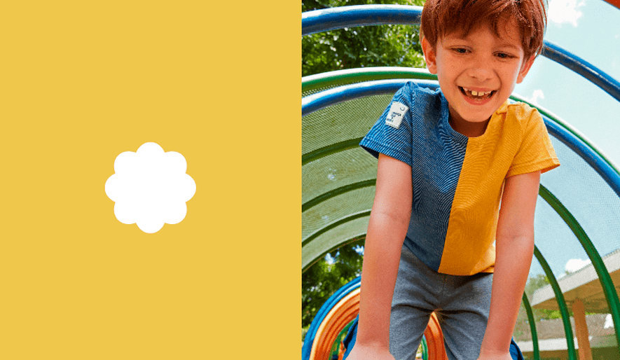 No lado esquerdo, um formato geométrico octógono branco e fundo amarelo. No lado direito, uma criança brincando feliz em um parque e vestindo roupas da Malwee Kids.
